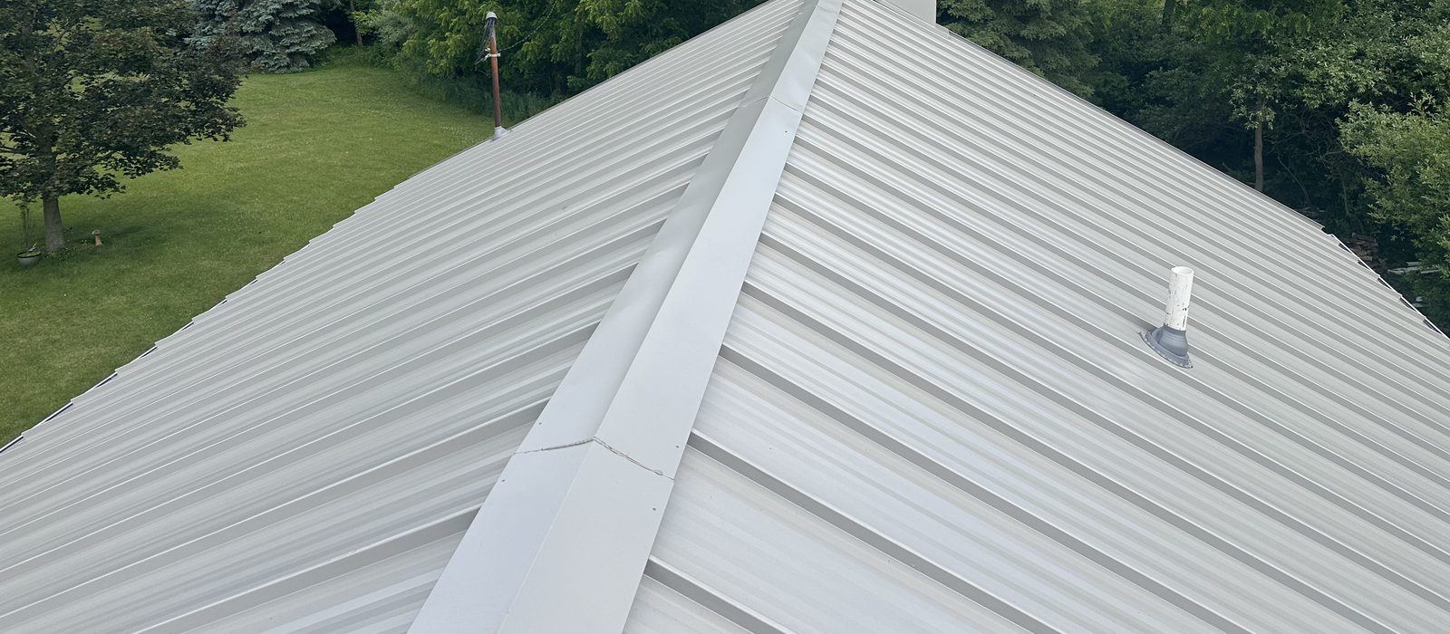 Snap-Lock 1½" standing seam roof in light gray with ridge cap